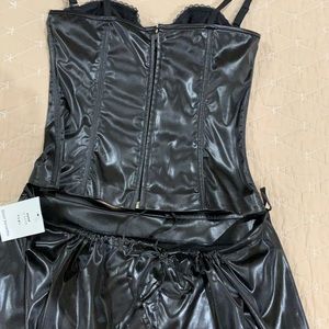 Elegant and sexy black dress. Top corset and long skirt adjustable at the waist.
